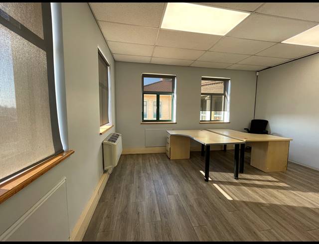 160M² OFFICE TO LET IN LYME PARK